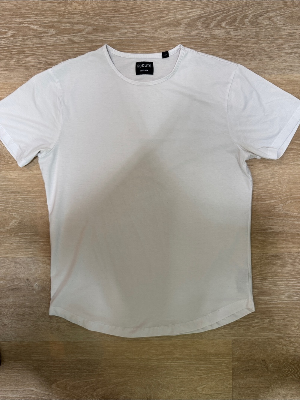 Cuts Clothing: White Curve-Hem Neck Men's T-Shirt. Size Large